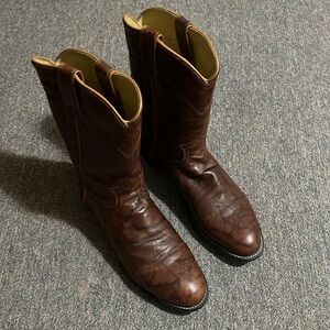 Gently used Brown Justin Leather Ropers Cowboy Boots. Size 10 D. Made in Mexico.